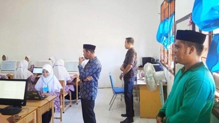 Korwas SMA/SMK Simeulue sedang meninjau pelaksanaan UTBK di SMA 2 Simeulue Barat beberapa waktu lalu