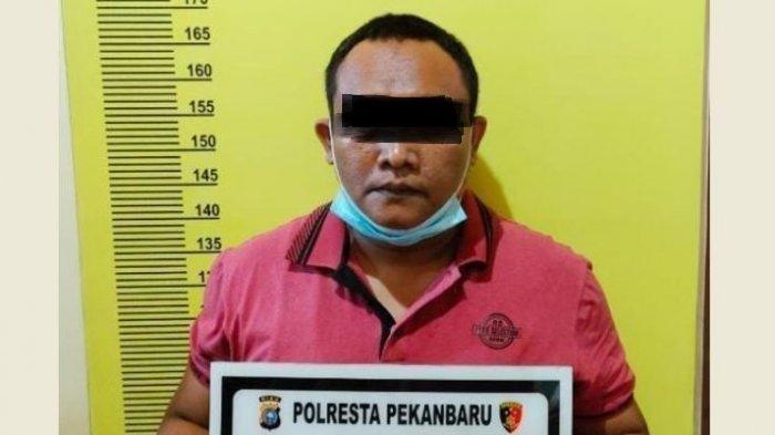 Pelaku pembuatan surat bebas Covid-19 palsu di bandara Pekanbaru.