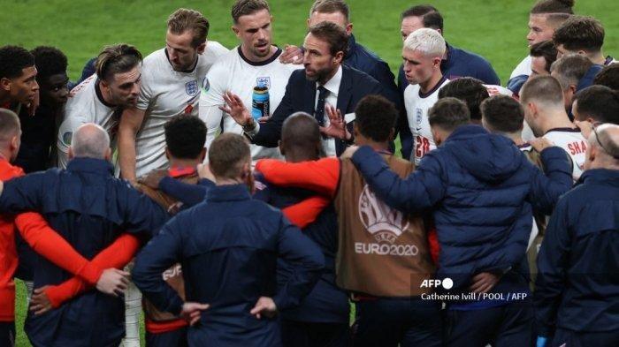 Pelatih Inggris Gareth Southgate (tengah) berbicara kepada para pemainnya selama pertandingan sepak bola semifinal UEFA EURO 2020 antara Inggris dan Denmark di Stadion Wembley di London pada 7 Juli 2021.