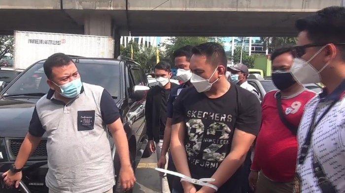Aparat Polres Metro Jakarta Utara mengamankan pengemudi Mitsubishi Pajero yang viral (baju hitam) di media sosial setelah memukul sopir dan memecahkan kaca truk trailer di Jakarta Utara, Senin (28/6/2021).