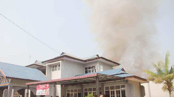 Penghuni lapas membakar ruang KPLP, LP Kualasimpang yang berada dalam lapas dalam aksi protes terhadap Kalapas Tri Budi Hayoko yang dinilai arogan, Jumat (1/4). SERAMBI/ M Nasir
