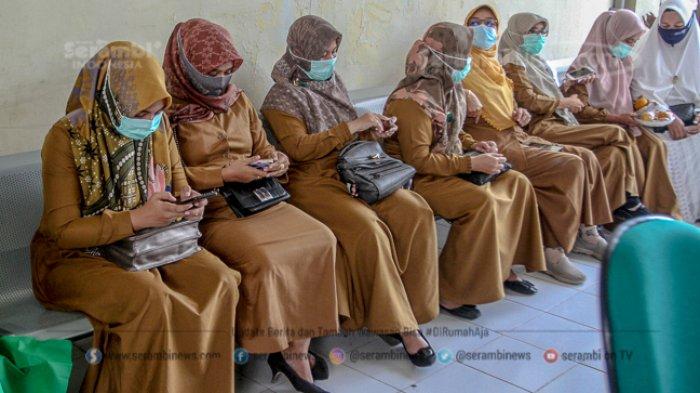 Sejumlah Pegawai Negeri Sipil di Puskesmas Ingin Jaya, Aceh Besar saat kegiatan penyuntikan perdana vaksin covid-19, Senin (18/1/2021).