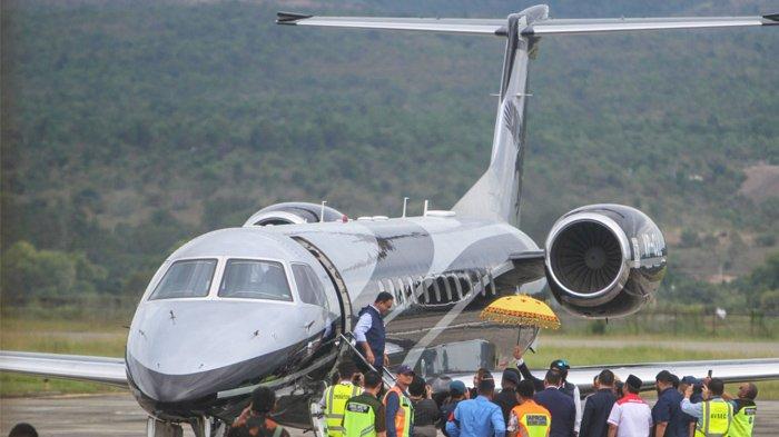 Bakal calon presiden dari Partai Nasdem Anies Baswedan turun dari pesawat nonkomersil yang membawanya ke Aceh, di Bandara Sultan Iskandar Muda, Blangbintang, Banda Aceh, Jumat (2/12/2022).