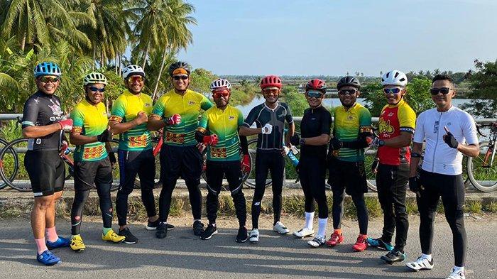 Komunitas pesepeda Road Bike Aceh (RBA) Chapter Bireuen berfoto bersama di salah satu rute Dalkot Kota Juang 6.30