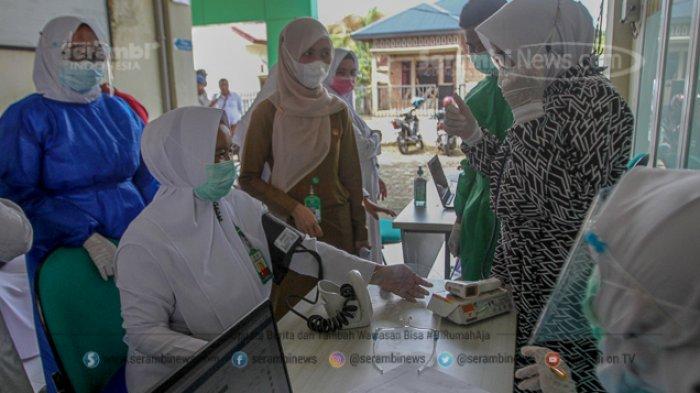 Petugas medis memeriksa kesehatan kepada seorang tenaga kesehatan sebelum divaksin di Pukesmas Ingin Jaya, Aceh Besar, Senin (18/1/2021)