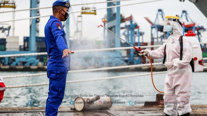 Petugas PMI menyemprotkan cairan kepada anggota ditpolair pada hari keenam Operasi SAR pesawat Sriwijaya Air SJ 182 di Dermaga JICT 2, Tanjung Priok, Jakarta Utara, Kamis (14/1/2021).