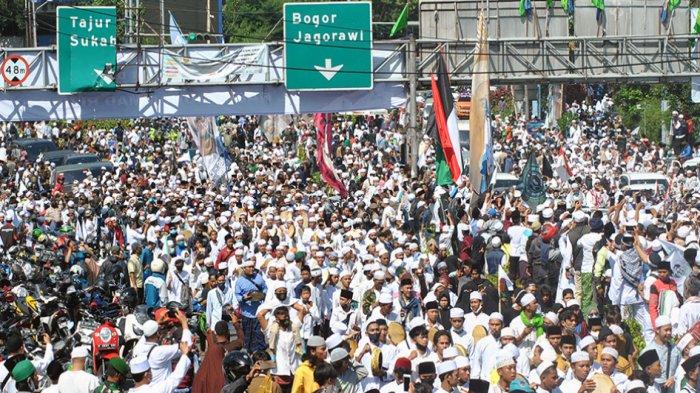 Jalur Puncak Pass Lumpuh Total Akibat Kedatangan Habib Rizieq Shihab