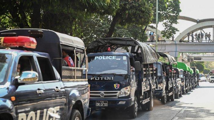 Polisi dalam barisan truk di daerah pusat kota Yangon pada 1 Februari 2021, ketika militer Myanmar menahan pemimpin de facto negara itu Aung San Suu Kyi dan presiden negara itu dalam sebuah kudeta.