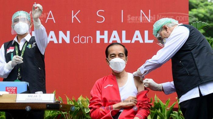 Presiden Joko Widodo disuntik dosis kedua vaksin Covid-19 produksi Sinovac oleh vaksinator Wakil Ketua Dokter Kepresidenan Prof Abdul Mutalib di halaman tengah Istana Merdeka, Jakarta, Rabu (27/1/2021). ANTARA FOTO/HO/SETPRES/MUCHLIS J