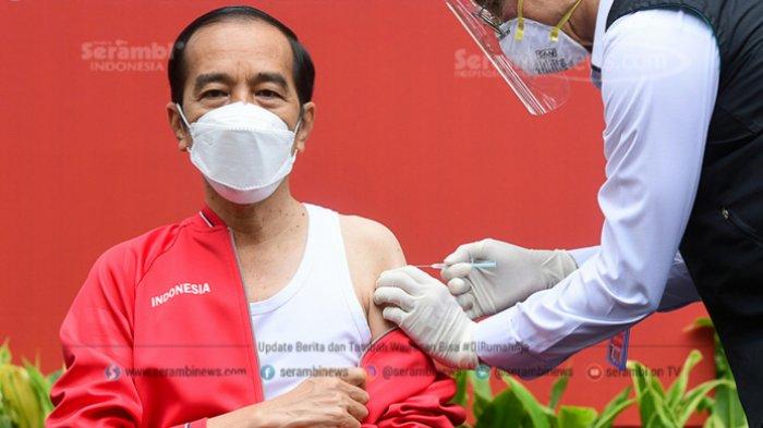 Presiden Joko Widodo disuntik dosis kedua vaksin Covid-19 produksi Sinovac oleh vaksinator Wakil Ketua Dokter Kepresidenan Prof Abdul Mutalib di halaman tengah Istana Merdeka, Jakarta, Rabu (27/1/2021).