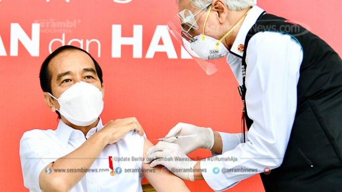 Presiden Joko Widodo disuntik dosis pertama vaksin COVID-19 produksi Sinovac oleh vaksinator Wakil Ketua Dokter Kepresidenan Prof Abdul Mutalib di beranda Istana Merdeka, Jakarta, Rabu (13/1/2021).