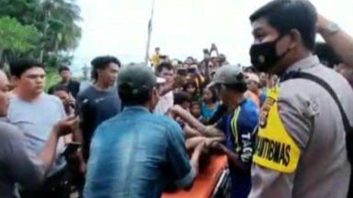 Proses evakuasi korban tenggelam, Nabila Daputri (18) warga Pekon Bangun Rejo, Kecamatan Banyumas, Kabupaten Pringsewu, dan Nabil Krastiyan Danu (21) alamat Pemenang, Kec. Pagelaran Kab Pringsewu, Lampung.