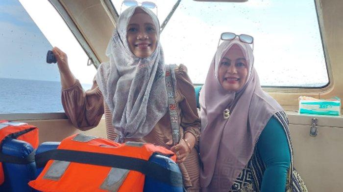 Dr Ir Dyah Erti Idawati MT, istri Gubernur Aceh, Nova Iriansyah MT, saat meninggalkan Pulau Panjang, Kecamatan Pulau Balai, Aceh Singkil, Jumat (17/6/2022) pagi, naik kapal Singkil 1 didampingi Ulfa Herlida, istri Kepala Dinas Perpustakaan dan Kearsipan Aceh, Dr Edi Yandra MSP.