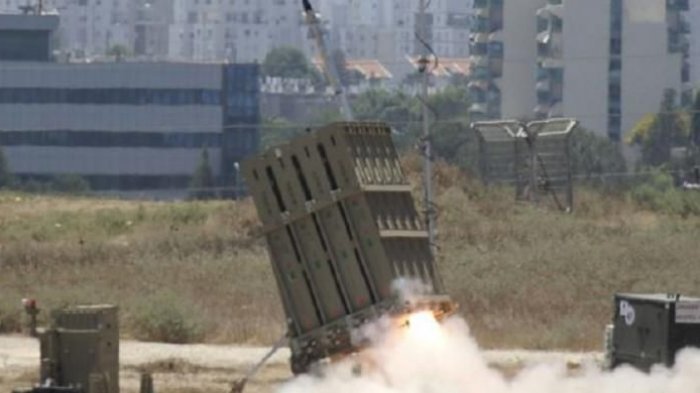 Sebuah rudal diluncurkan oleh Kubah Besi di Ashdod, Israel.