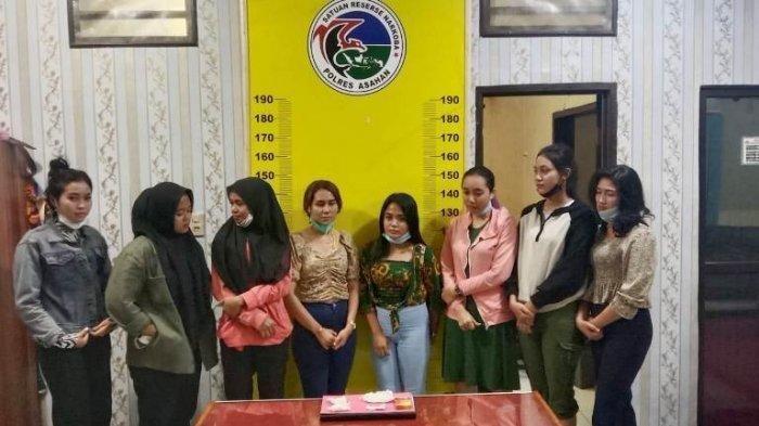 Sejumlah wanita muda yang menemani lima anggota DPRD Labura saat pesta narkoba saat diamankan petugas Polres Asahan. (HO)