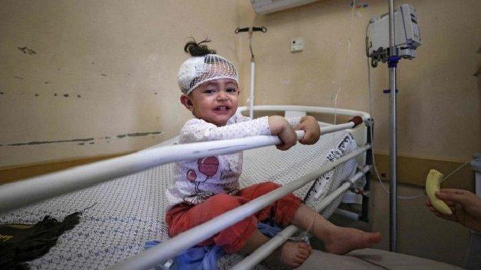 Seorang anak yang mengalami luka-luka terkena serangan udara Israel dirawat di Rumah Sakit Jalur Gaza, Palestina.