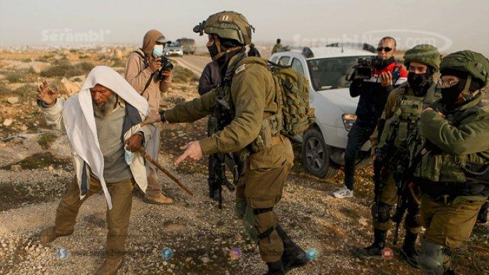 Seorang warga Palestina, Suleyman al-Hadhalin bereaksi terhadap pasukan Israel menghancurkan masjid dan sumur air yang sedang dibangun di Hebron, Tepi Barat, Rabu (27/1/2021).