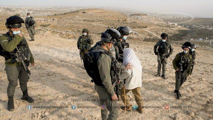 Seorang warga Palestina, Suleyman al-Hadhalin bereaksi terhadap pasukan Israel menghancurkan masjid dan sumur air yang sedang dibangun di Hebron, Tepi Barat, Rabu (27/1/2021).