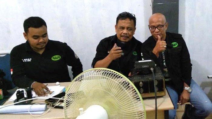 Ketua Penasihat RAPI Aceh, Nasir Nurdin didampingi Ketua Penasihat RAPI Banda Aceh, Putut Rananggono dan Admin Net Controle Station (NCS) mengendalikan Special Call Malam Keakraban di Sekretariat RAPI Kota Banda Aceh, Sabtu (3/10/2020).