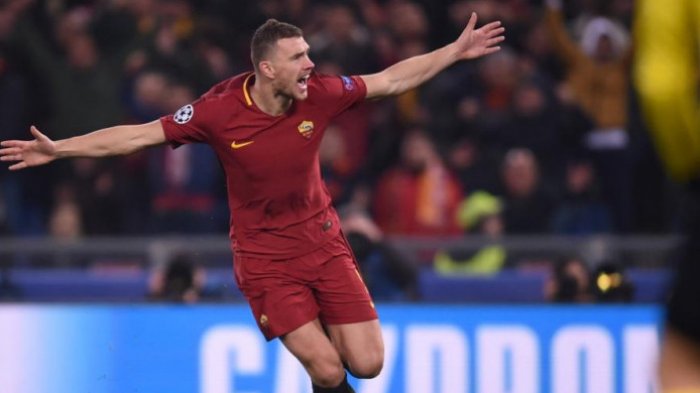 Striker AS Roma Edin Dzeko merayakan gol ke gawang Shakhtar Donetsk dalam partai Liga Champions di Stadion Olimpico, Roma, 13 Maret 2018.
