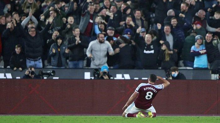 Striker West Ham, Pablo Fornals merayakan gol ke-2 timnya di depan ribuan pendukungnya dalam lanjutan Liga Premier Inggris dengan Liverpool di stadion London, Inggris, Senin (8/11/2021) dinihari.