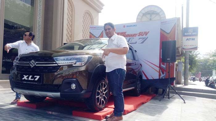 General Manager PT Armada Banda Jaya, Deli Saputra (kanan) dan KGS Hardabri M (kiri) Perwakilan Manajemen PT SIS, memperlihatkan Suzuki XL7 yang resmi diluncurkan di Banda Aceh, Minggu (1/3/2020).
