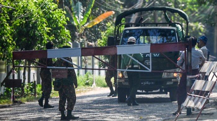 Tentara berjaga di pos pemeriksaan kompleks militer di Yangon pada 1 Februari 2021.