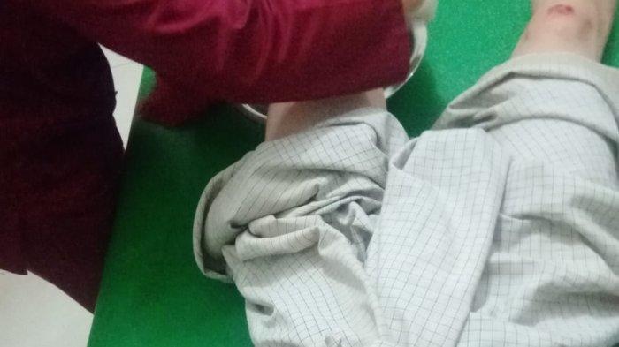 ZARKASIH MANIK, korban kecelakaan akibat lubang yang menghiasi badan Jalan Nasional di lintas Kota tak kunjung ditambal dan tanpa rambu bahaya, Minggu (4/4/2021)