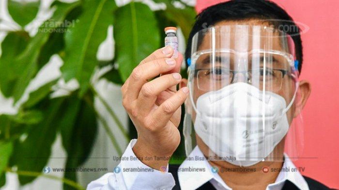 Tim dokter memperlihatkan vaksin Sinovac yang dipakai untuk vaksinasi Presiden Joko Widodo di Istana Negara Rabu (13/1/2021). Vaksin ini dibuat oleh perusahaan bioteknologi asal China yang bermarkas di Beijing, Sinovac Biotech Ltd.