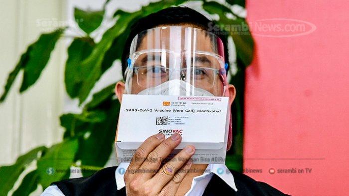Tim dokter memperlihatkan vaksin Sinovac yang dipakai untuk vaksinasi Presiden Joko Widodo di Istana Negara Rabu (13/1/2021). Vaksin ini dibuat oleh perusahaan bioteknologi asal China yang bermarkas di Beijing, Sinovac Biotech Ltd.