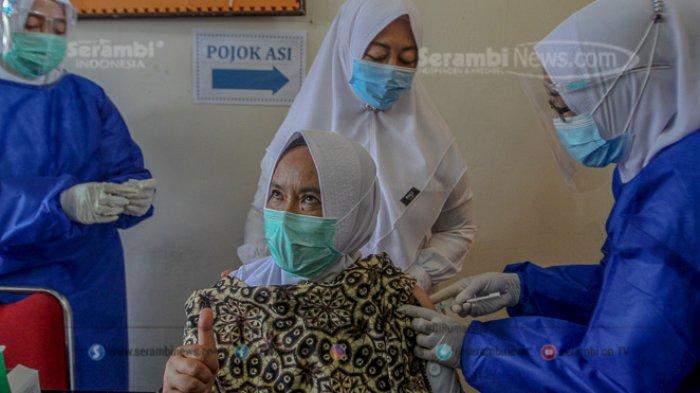 Tim dokter menyuntikan vaksin COVID-19 kepada seorang tenaga medis di Pukesmas Ingin Jaya, Aceh Besar, Senin (18/1/2021).