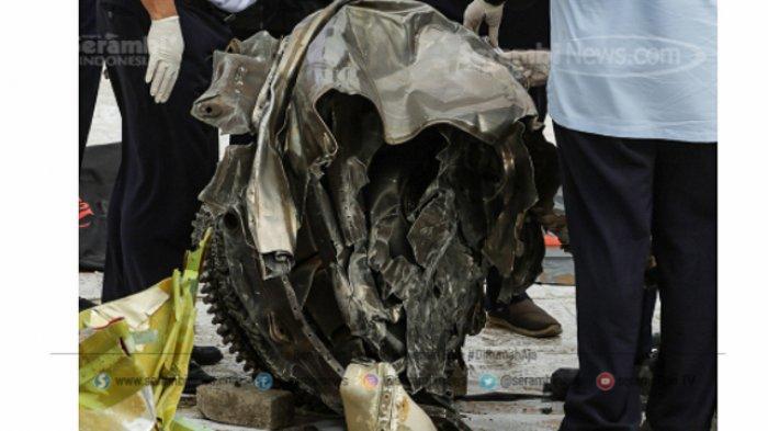 Petugas KNKT memeriksa bagian turbin pesawat Sriwijaya Air SJ 182 rute Jakarta - Pontianak yang jatuh di perairan Kepulauan Seribu di Posko SAR Sriwijaya Air, Dermaga JICT II, Tanjung Priok, Jakarta, Rabu (13/1/2021).