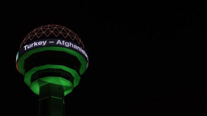 Salah satu landmark utama kota Turki, diterangi dengan warna bendera Afghanistan dalam peringatan 100 tahun pembentukan hubungan diplomatik antara Turki dan Afghanistan, Senin (1/3/2021).