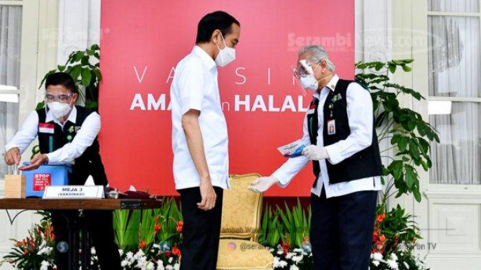 Presiden Joko Widodo setelah disuntik dosis pertama vaksin COVID-19 produksi Sinovacma di Istana Merdeka, Jakarta, Rabu (13/1/2021).
