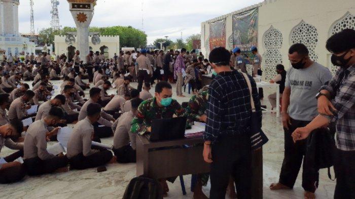 Lebih dari 3000 orang dari berbagai kelompok masyarakat menerima suntikan vaksin Covid-19 di halaman Masjid Raya Baiturrahman Banda Aceh, Selasa (30/3/2021)