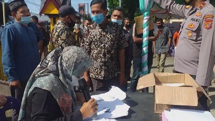 Para perangkat desa menunggu dipanggil untuk disuntk vaksin Covid-19 di halaman Mapolsek Kota Juang Bireuen, Minggu (6/6/2021).