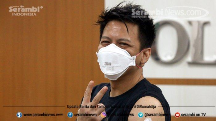 Vokalis band Noah, Nazril Irham atau yang lebih dikenal sebagai Ariel Noah menjalani proses vaksinasi Covid-19 kedua di Rumah Sakit Khusus Ibu dan Anak (RSKIA), Jalan Kopo, Kota Bandung, Jawa Barat, Kamis (28/1/2021).