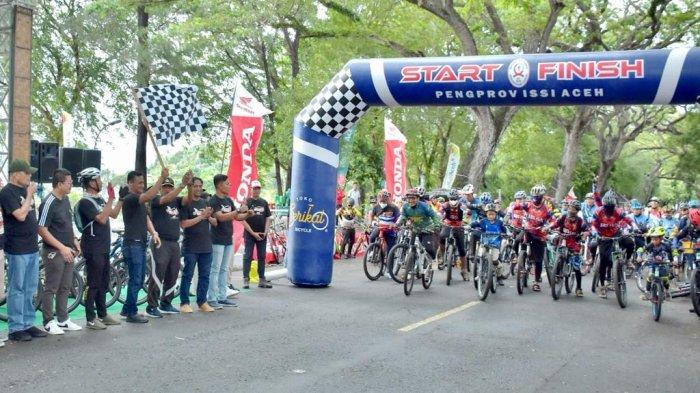 Wali Kota Sabang, Nazaruddin S.I.Kom bersama unsur Forkopimda Kota Sabang mengangakat bendera start sebagai tanda pelepasan peserta Sabang Cross Country 2022, yang berlangsung di depan Kantor Wali Kota Sabang, Minggu (20/3/2022)