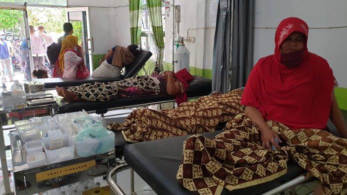 Sejumlah warga Desa Panton Rayeuk T, Kecamatan Banda Alam, Aceh Timur, menjalani perawatan di Puskesmas Banda Alam, Jumat (9/4/2021), karena keluhan seperti menghirup udara tercemar gas beracun.