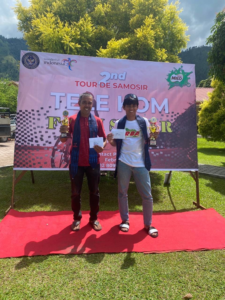 Dua pembalap sepeda Aceh,Wahyu Sbg (kanan) dan Sulaiman L-Man, foto bersama usai naik podium pada event Tour de Samosir 2, di Pulau Samosir, Kabupaten Samosir, Sumatera Utara, Minggu (28/3/2021).