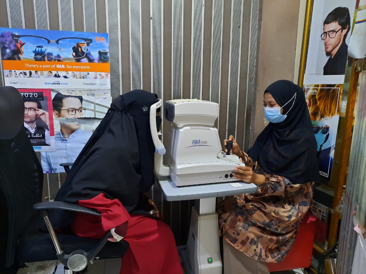 Para pelajar melakukan pemeriksaan mata, sebagai bentuk kepedulian BRI terhadap para pelajar yang mengalami gangguan penglihatan.