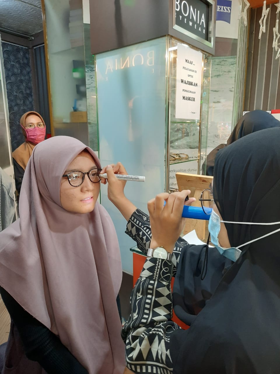 Para pelajar melakukan pemeriksaan mata, sebagai bentuk kepedulian BRI terhadap para pelajar yang mengalami gangguan penglihatan.