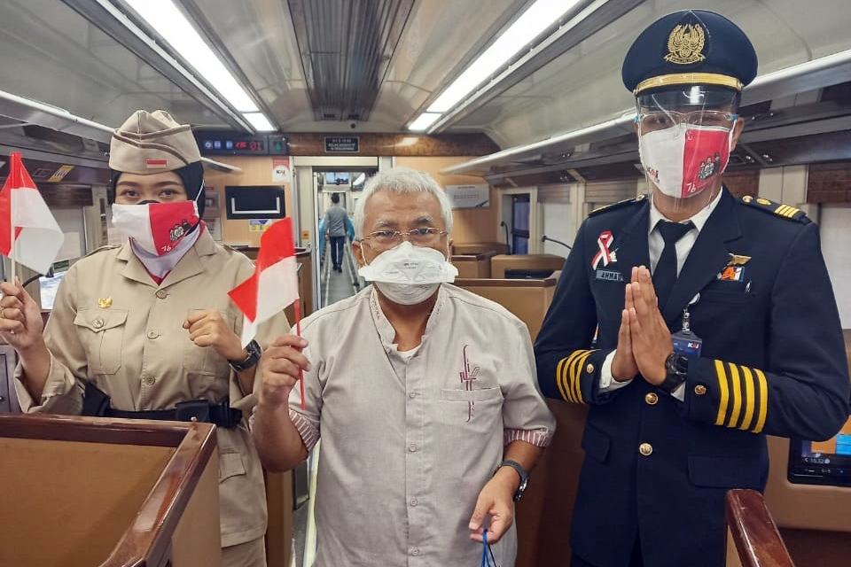 Penumpang bersama petugas KA yang melakukan perjalanan pada 17 Agustus 2021 pukul 09.45 WIB sampai pukul 10.30 WIB, serta para penumpang yang berada di stasiun-stasiun memperingati HUT ke-76 RI.