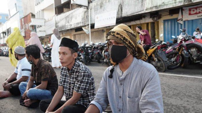AMBON: Barisan shaf salat Idul Fitri 1442 Hijriah hingga di emperan toko di area Masjid Al-Fatah Ambon, Kamis (13/5/2021)..