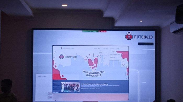 AMBON: Tampilan situs Negeri Rutong, Rutong.id saat peluncuran di ruang rapat Vlissingen Balai Kota Ambon.
