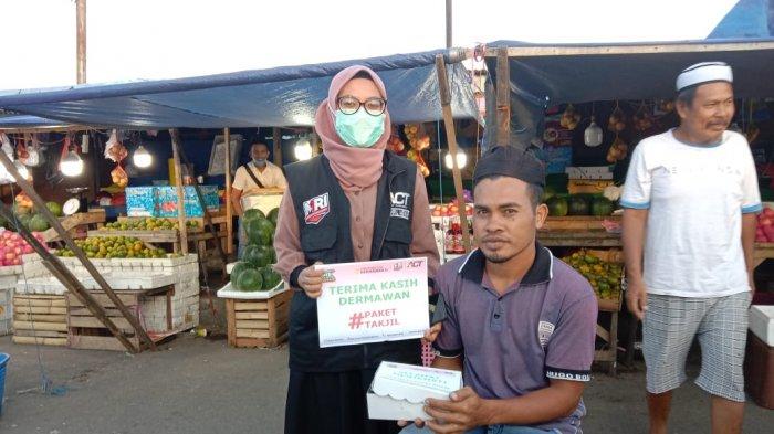AMBON: Aksi Cepat Tanggap (ACT) Maluku membagikan makanan berbuka puasa di Jalan Mardika, Nusaniwe, Kota Ambon, Kamis (15/04/2021)..