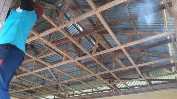 AMBON -, Kepala Sekolah, Guru dibantu warga Rehabilitasi bangunan sekolah di Kian Darat