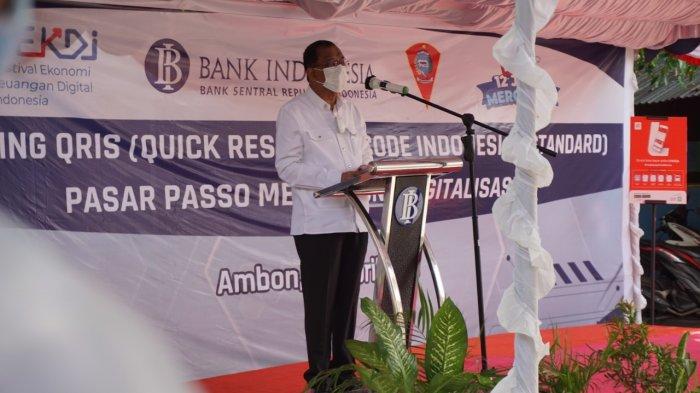 AMBON: Walikota Ambon, Richard Louhenapessy yang hadir dalam peluncuran QRIS di Pasar Transit Passo mengatakan, sudah saatnya masyarakat harus mengikuti perkembangan dan penggunaan terknologi, Jumat (16/4/2021).