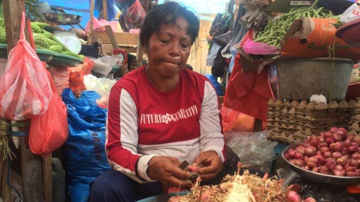 AMBON - Harga bawang merah di Pasar Mardika melonjak, Kamis (18/2/2021).