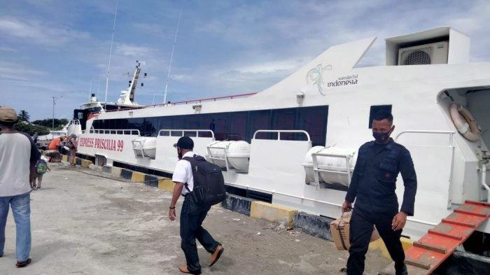 FERRY CEPAT - Penumpang Kapal Ferry Cepat Express Pricillia 99 Ambon - Masohi saat berlabuh di Pelabuhan Masoho, Selasa (20/1/2021)